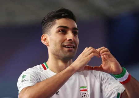 Aghapour, Karimi shine as Iran cruise